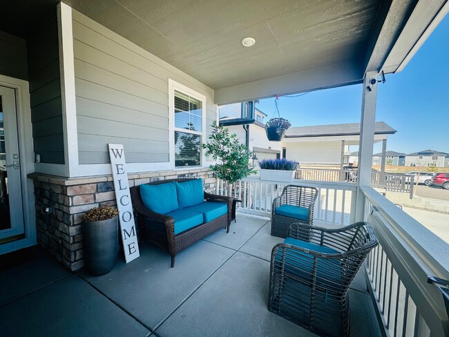 Foto del edificio - Nearly-New 4-Bed in Terrain with Deck, Office, and Resort-Style Amenities