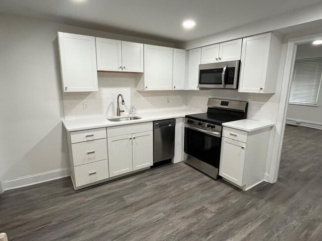 Building Photo - 2 bedroom, 1.5 bath with laundry in unit