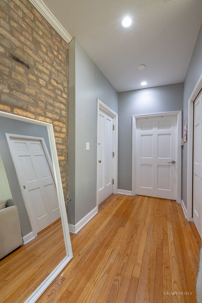 Building Photo - 1323 W Addison St