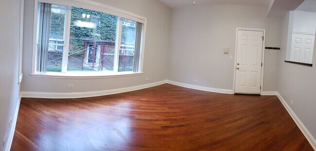 Living room with Brazilian Cherry Hardwood floor 13.5' x 15.5' - 4648 N Saint Louis Ave