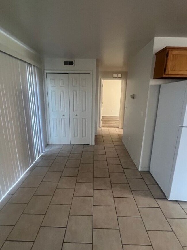 Building Photo - Roseville 8 Unit