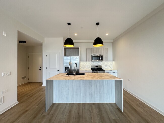 Foto del edificio - 6340 W Belmont Ave