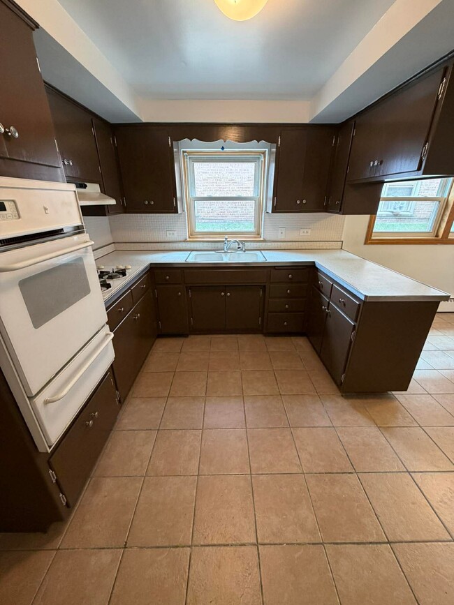 Photo - 4431 N Newcastle Ave Apartment