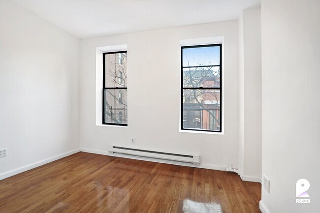 Foto del edificio - 326 W 49th St