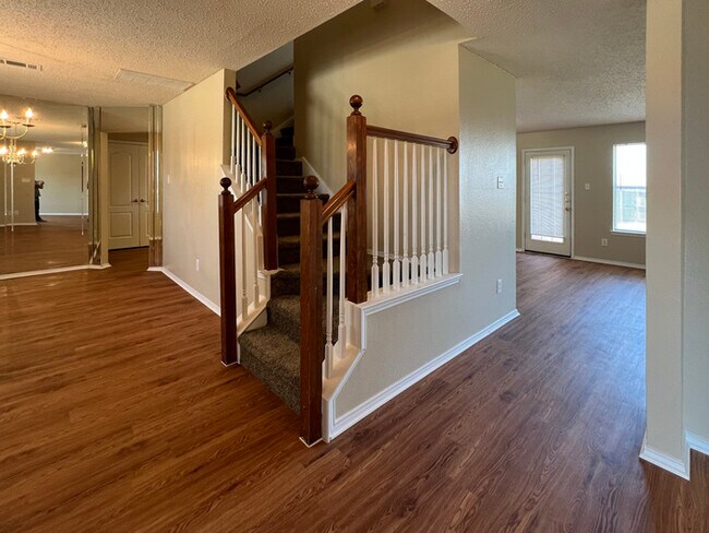 Building Photo - Huge 4/2.5 in Cedar Hill