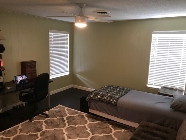 Master Bedroom - 3006 Cedarlawn Cir