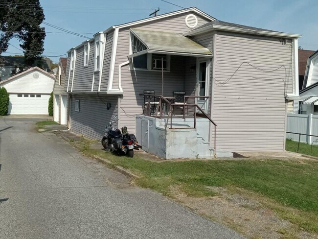 Building Photo - 1560 Edge St