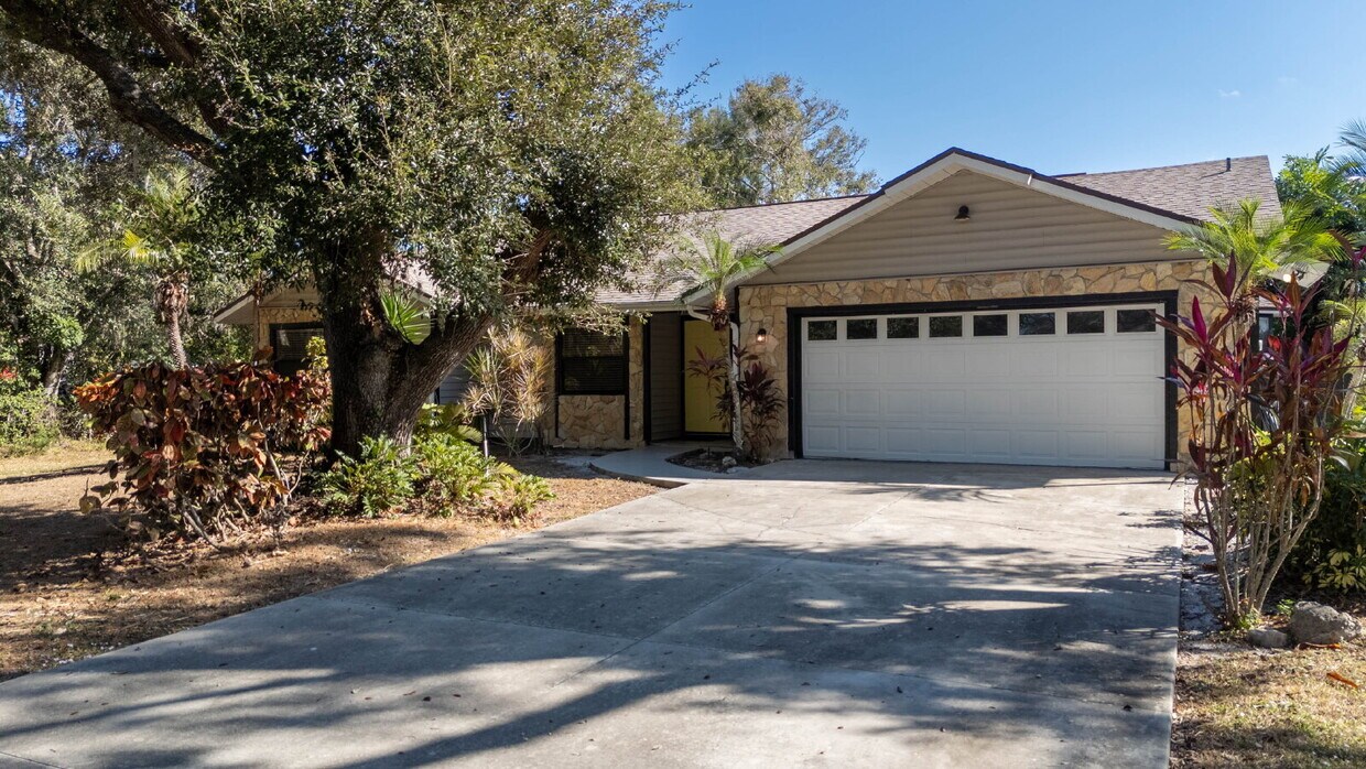 Foto principal - Country-Style Sarasota Living on a Full Acre - Pool Home with Oversized Workshop — Move-In Ready Now