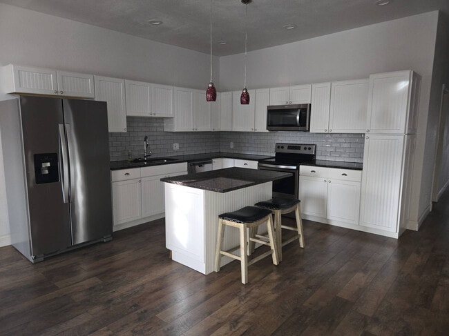 Building Photo - 124 E Main St