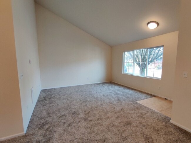 Building Photo - Townhome w/ New Paint