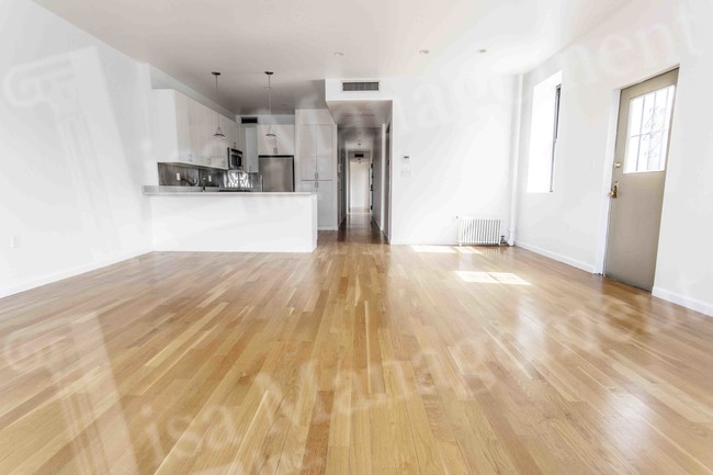 Foto del edificio - 37-39 W 8th St