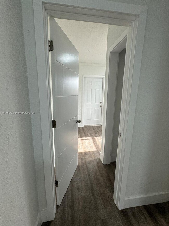 Foto del edificio - 668 SW 7th St