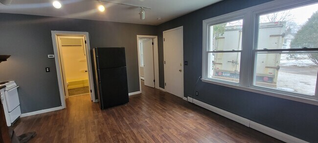 El refrigerador está actualmente negro. - 301 2nd St