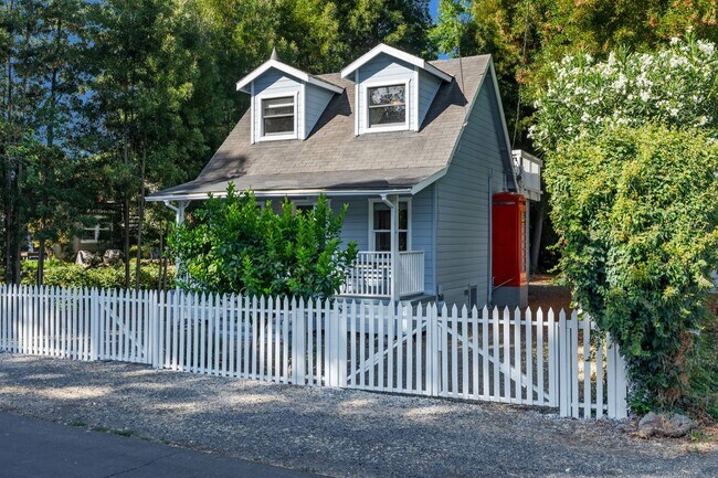 Building Photo - Charming 1 bed 1 bath Yountville home w/ b...