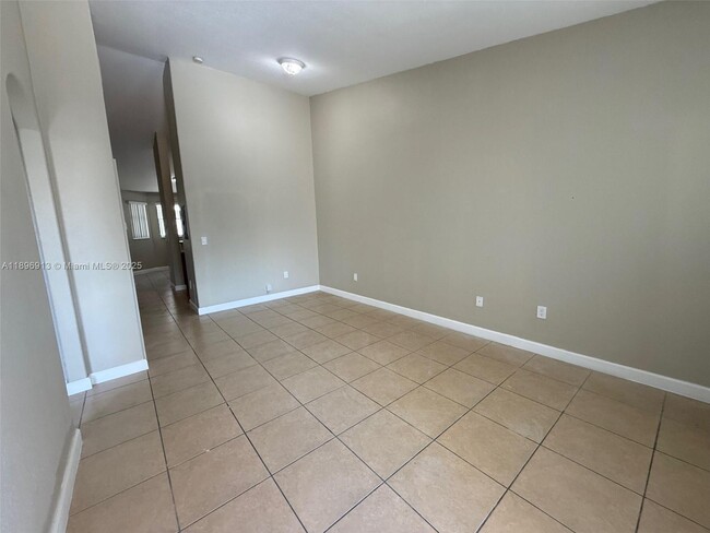 Building Photo - 1651 SE 28th Ct