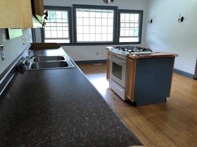 Foto del edificio - 86 Breezy Hill Rd