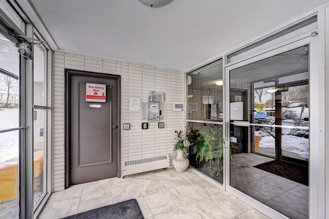 Photo du bâtiment - Lakeview Towers Apartments