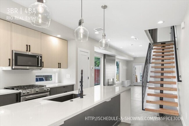 Foto del edificio - Live in luxury in your new 3 bedroom townh...