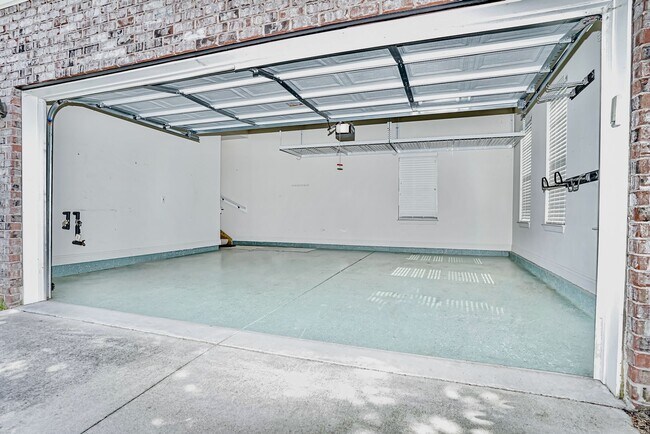 Building Photo - 100 Little Pond Dr