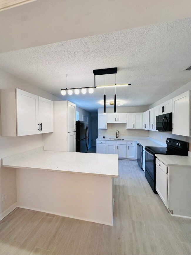 Building Photo - 6650 Pinnochio Dr