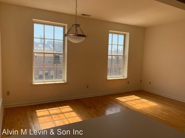 Building Photo - 706 S 11th St