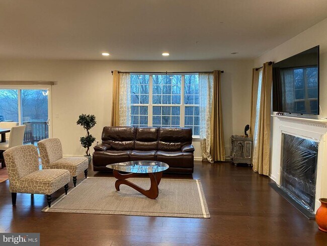 Foto del edificio - 242 Fairfield Cir W