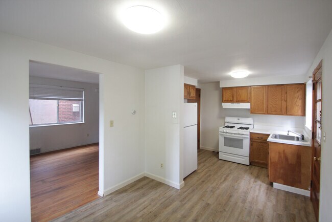 Building Photo - 421 Franklin Ave