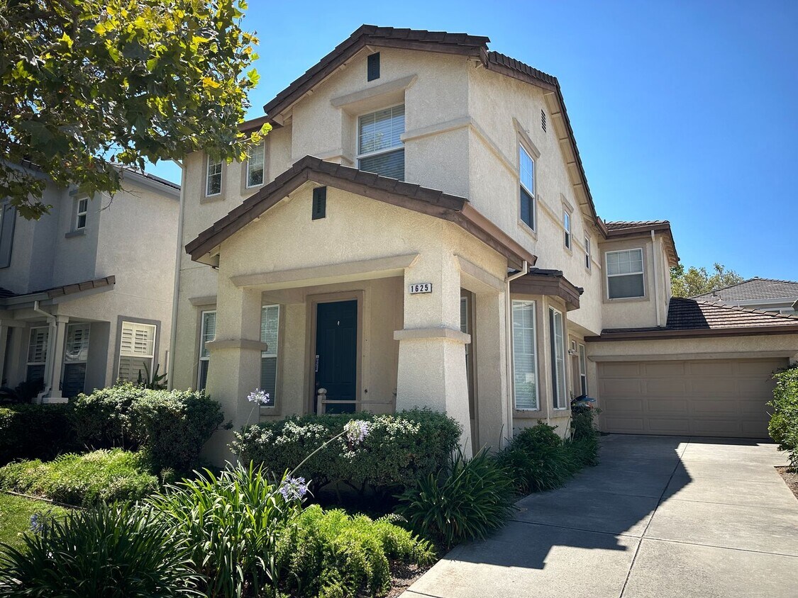 Foto principal - NORTH SAN JOSE - Spacious two story home w...
