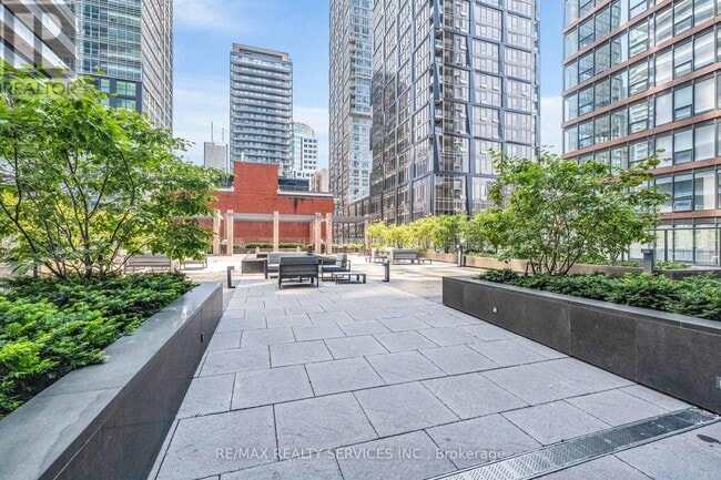 Building Photo - 115 Blue Jays Way