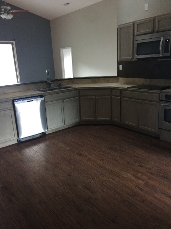 Foto del edificio - 151 Scott Dr