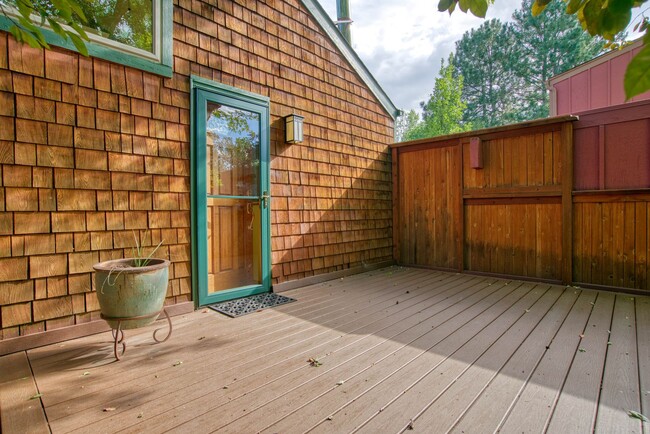 Building Photo - Charming 4 BD/1.5 BA Gunbarrel Home with G...