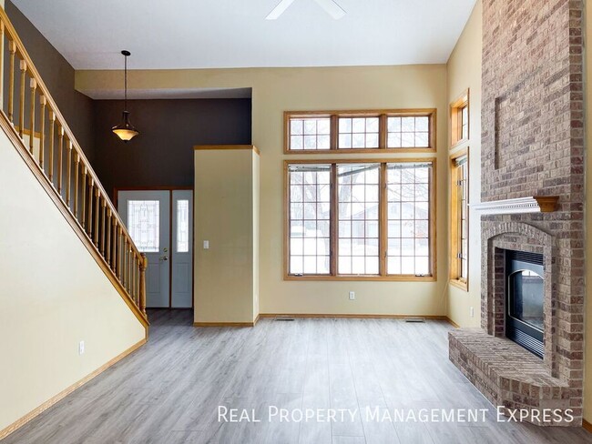 Building Photo - 4 Bedroom 3.5 Bathroom Single Family Townh...