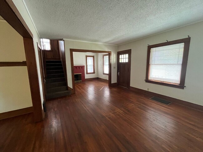 Building Photo - 3 bedroom home available In Rockford