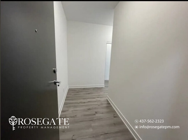 Photo du bâtiment - Corner 1+Den Condo with Private Balcony & Parking in Kitchener