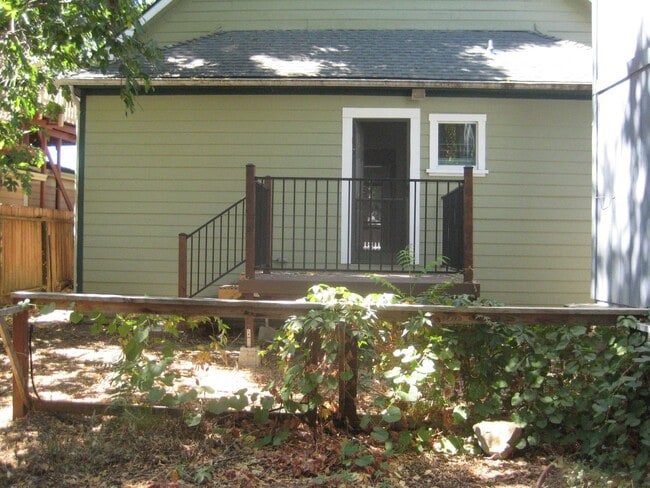 Building Photo - Adorable downtown Grass Valley Bungalow