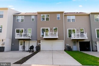 Building Photo - 8647 Rosecrans Ln