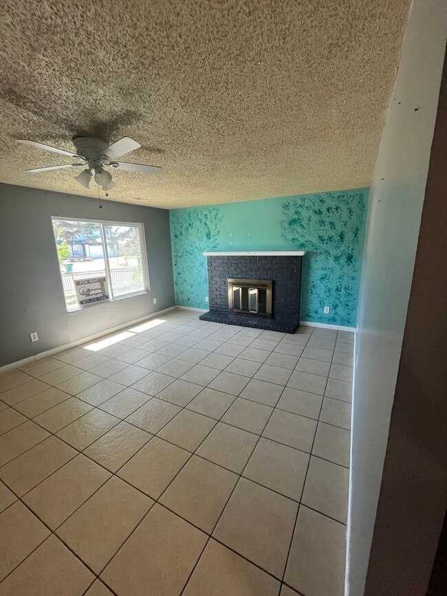 Building Photo - Beautiful Orem Home