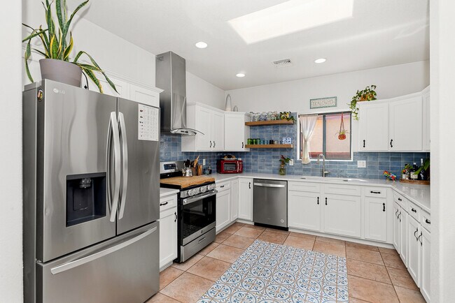 Building Photo - 10213 S Del Rey Dr