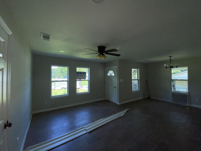 Building Photo - 615 Wesley Ln E