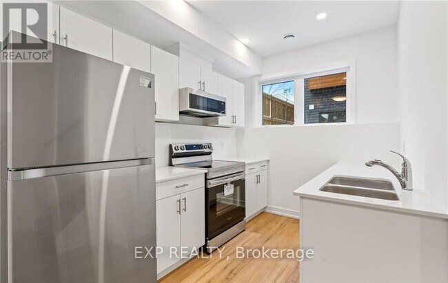 Photo du bâtiment - 781-781 Clare Ave