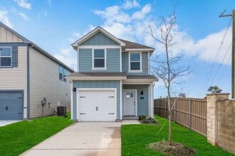 Building Photo - 727 Cloverwood Dr