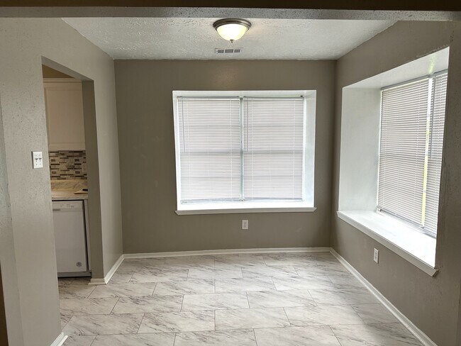 Foto del edificio - 9822 Rumbling Wood Ln