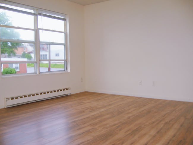 Building Photo - 644 Genesee St