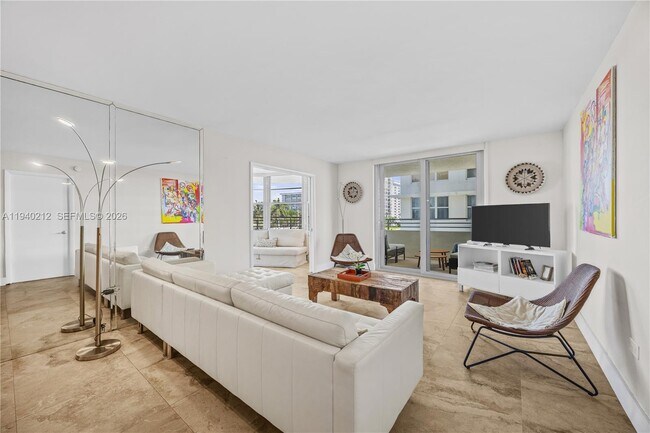 Foto del edificio - 5555 Collins Ave