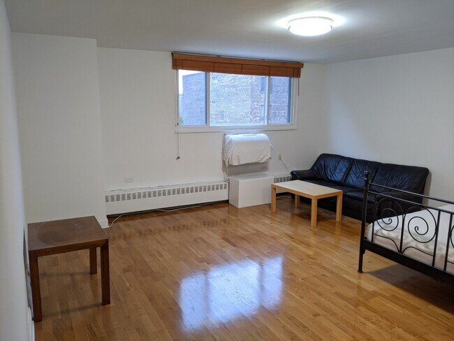 Huge living/bedroom - 1516 Hinman Ave