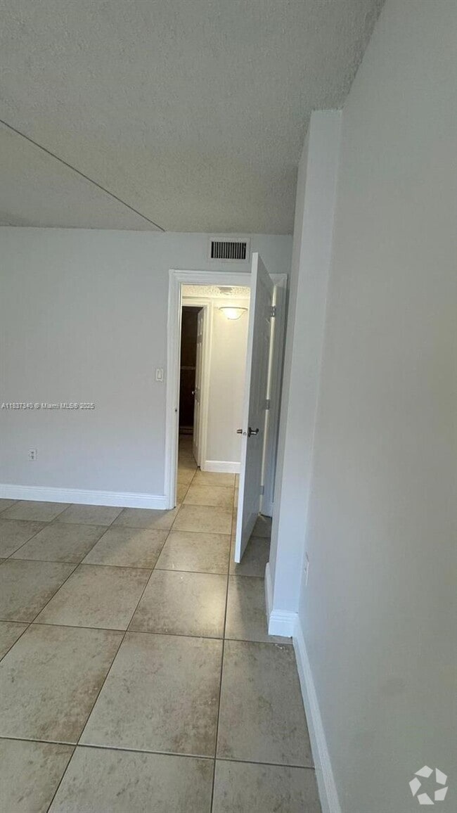 Building Photo - 6960 Miami Gardens Dr