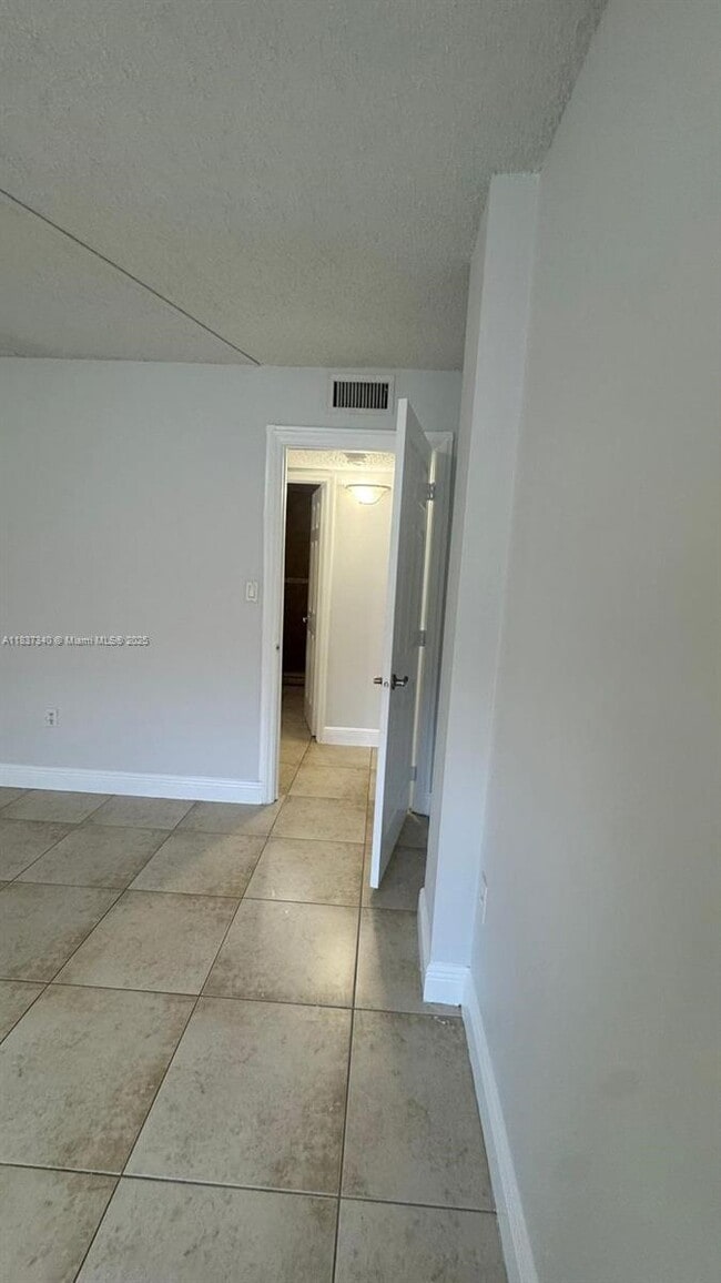 Building Photo - 6960 Miami Gardens Dr