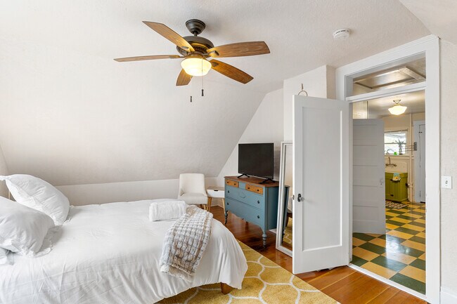 Large spacious bedroom - 1217 SE Rhone St