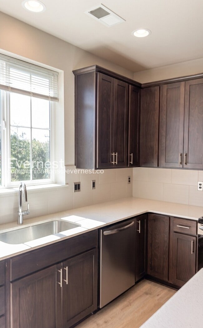 Building Photo - 2-Bed/2.5-Bath Townhome/Voucher Accepted