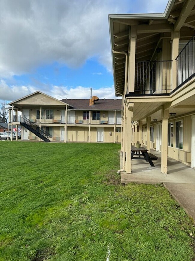 Building Photo - Renovated 2 bedroom Apartments available! ALL utilities included!